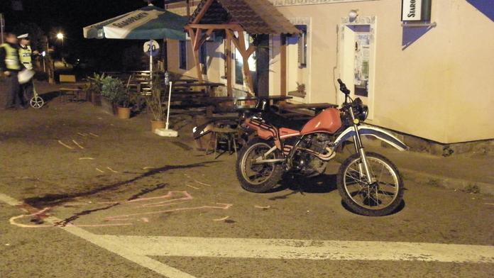 Motorkář se zabil před hospodou u Prahy, když zavadil o květináč