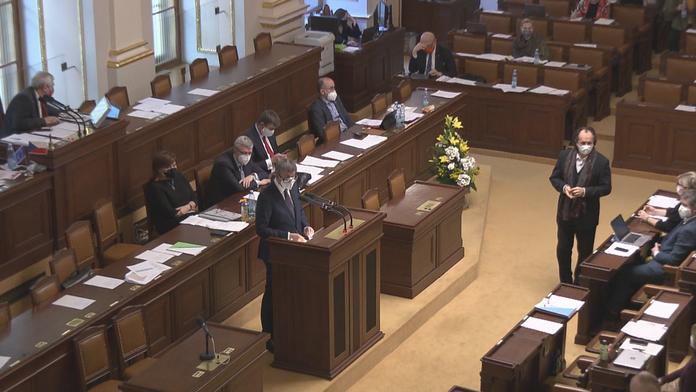 Poslanci řešili očkování a vakcíny, o komisi pro Bečvu nehlasovali