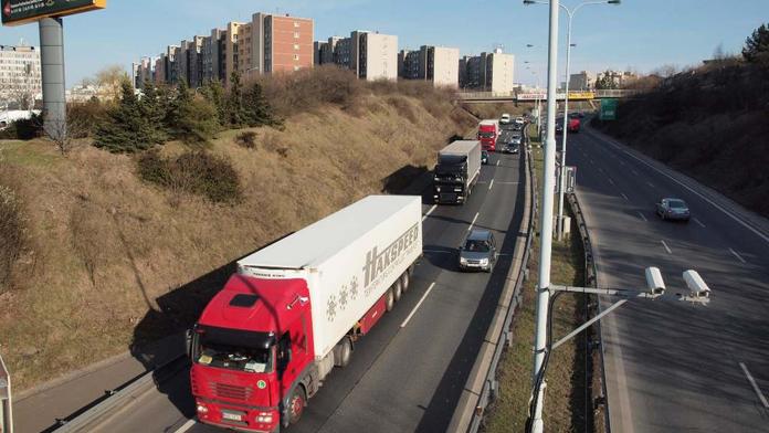 Opilec couval s kamionem po dálnici. Nadýchal přes 3 promile