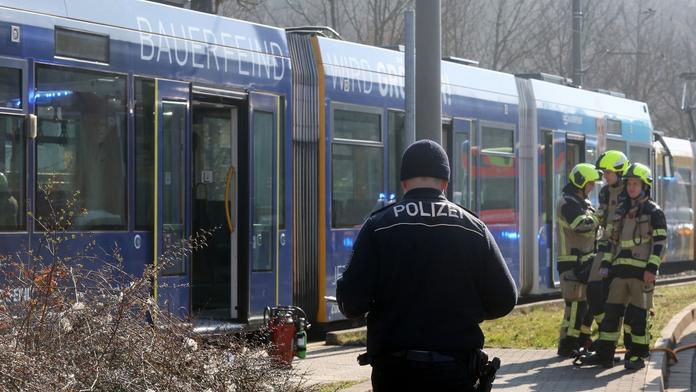 Gruzínec měl v německé tramvaji zapálit manželku