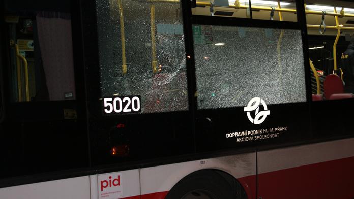 Policie řeší poškození oken u autobusu a tramvají. Někdo po nich zřejmě střílel