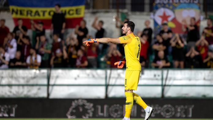 Drzý gólman Sparty Nita: Přistižen, jak rozhodčímu krade sprej! VIDEO
