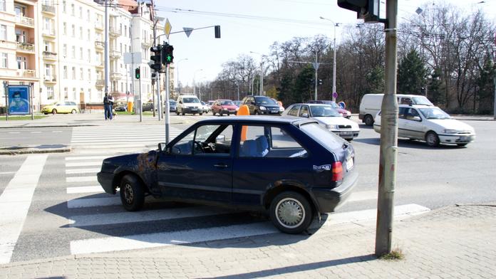 Řidič pustil chodkyně na přechodu, auto v PROTISMĚRU JEDNU PŘEJELO!