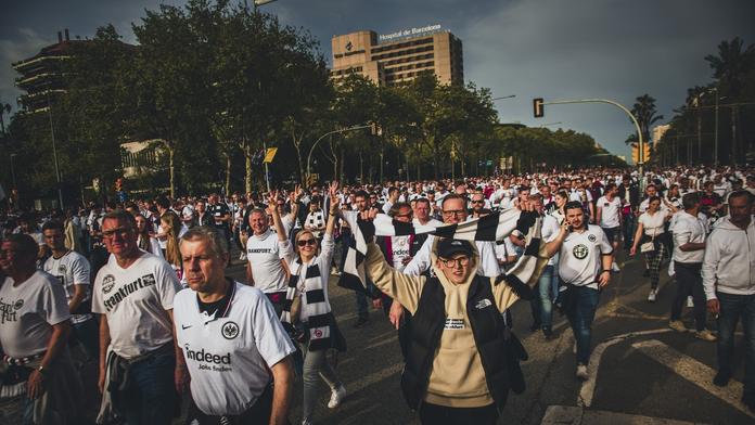 Výjezd roku! 30 000 fanoušků Frankfurtu dorazilo do Barcelony