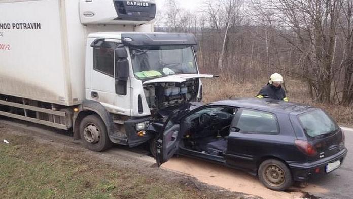Děsivá srážka osobáku s nákladním vozem! Řidič bojuje o život