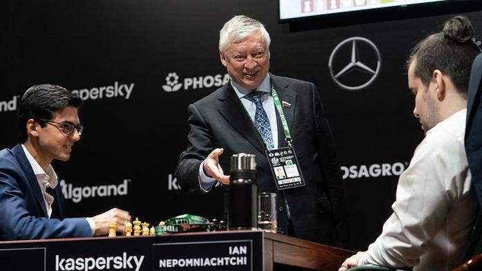 Ruku ti nepodám, pochopila legenda. Šachy se hrají bez roušek a rukavic