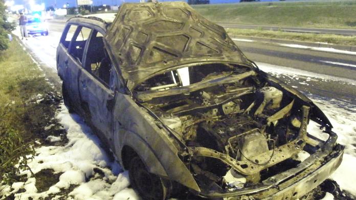 Řidiči shořelo auto při výjezdu z Prahy, hrozil výbuch