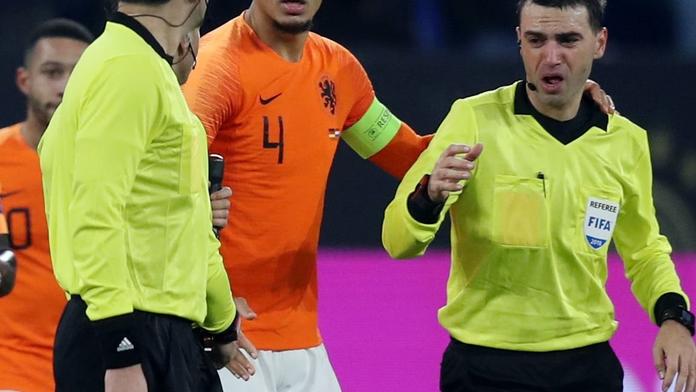 Hrdina van Dijk! Vystřelil postup, potom utíral slzy rozhodčímu