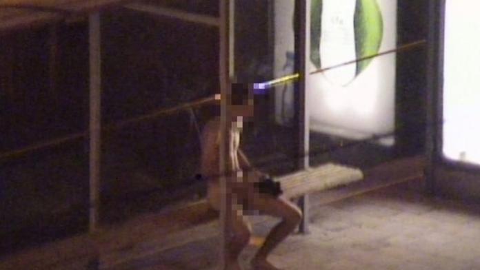 Kudy chodil, tudy masturboval! Nahý mladík (16) šokoval policisty
