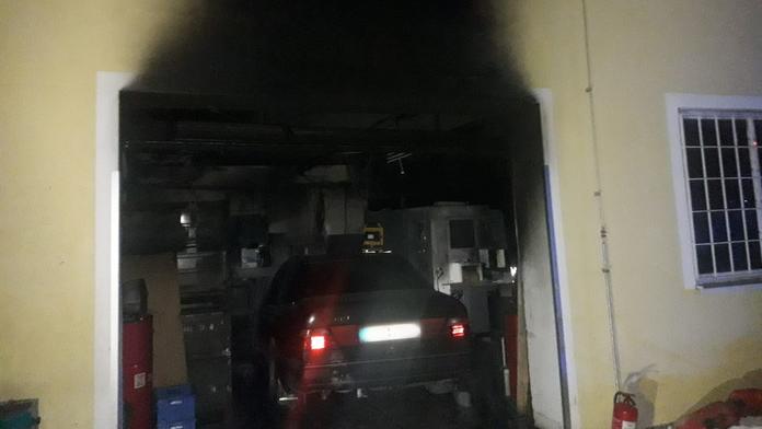 Požár auta ve výrobní hale poničil drahé stroje, škoda je 50 miliónů