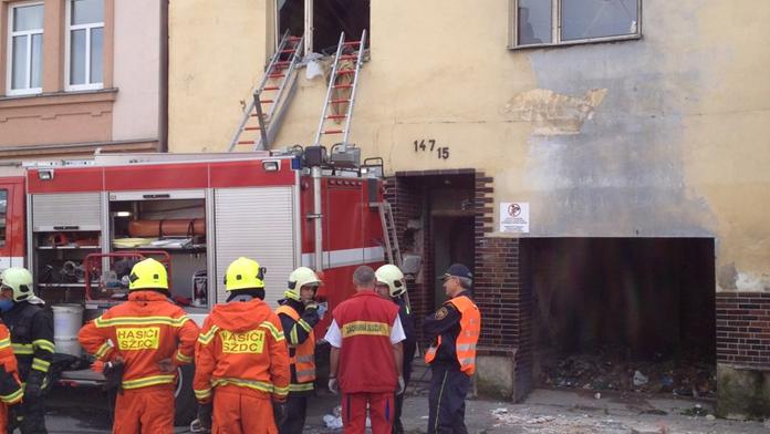 V Ústí nad Labem spadl strop domu na dvě ženy. Zachraňují je hasiči