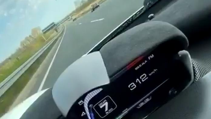 Hybridní supersport se hnal dálnicí 370 km/h! Za běžného provozu