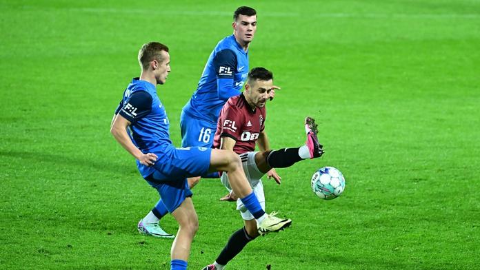 Atmosféru na Letné klukům závidím. Pešek měl dostat červenou, říká Frýdek