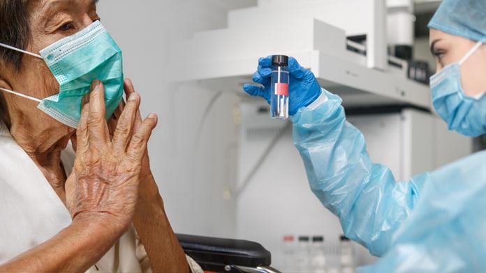 Problém! Koronavirus se rychle šíří mezi seniory, ukazují data