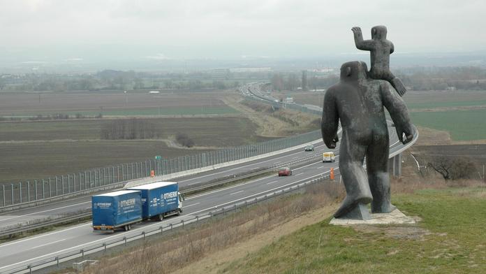 Řidičům u Olomouce podřezali patrona. Od dálnice museli obří sochu odvézt