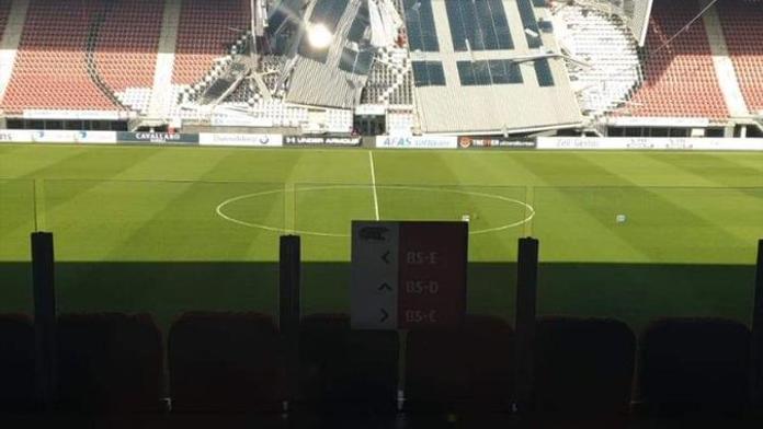 Na stadionu Alkmaaru se zřítila střecha na hlavní tribunu!