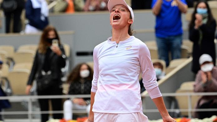 Po šokujícím konci Bartyové má ženský tenis novou vládkyni. Přepisovala historii