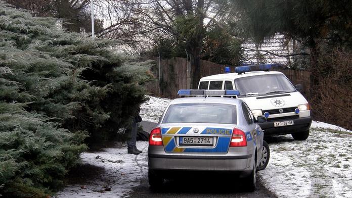 V doupěti pod křovím u metra Vyšehrad zemřel bezdomovec