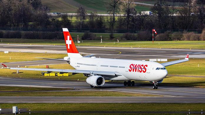Airbusu začal při vzletu hořet motor. Cestující evakuovali, šest se jich zranilo
