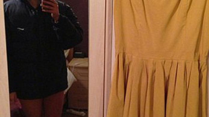 Blondýna prodávala na internetu šaty: Omylem se nafotila dole bez. FOTO