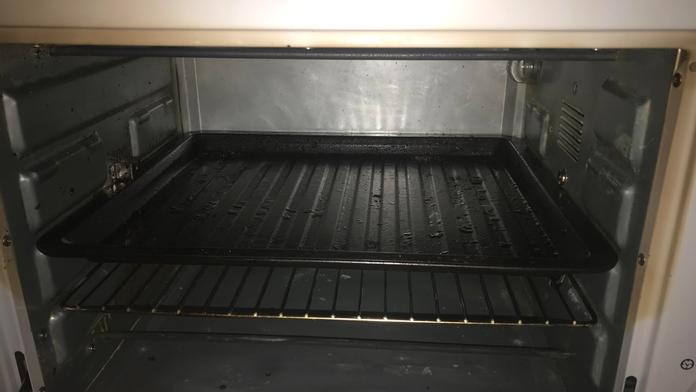 Žena ukázala, jak se zbavit nečistot v troubě pomocí trávy. Trik mnohé šokuje