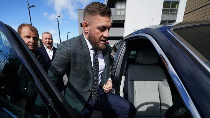 McGregor ve spěchu odjel z pohřbu tety. Do hromadné rvačky se prý nezapojil