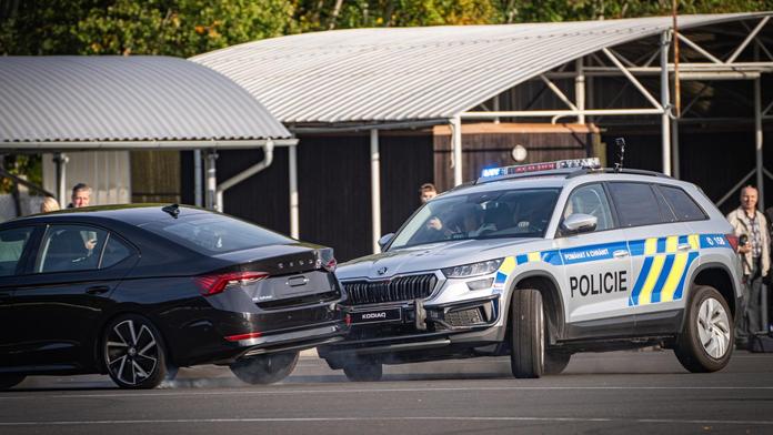 Policisté převzali nová auta. Hned s nimi předvedli drsné manévry