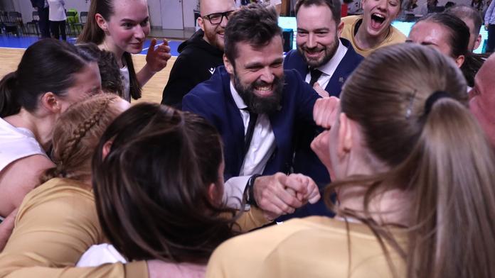 Kouč Žabin Brno Viktor Pruša se svými svěřenkyněmi