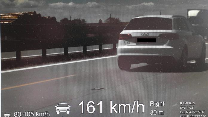Na osmdesátce 160. Kolony na D1 si piráti silnic nehodami vyrábí sami