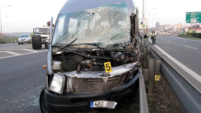 Řidič nepřežil náraz do svodidel v Praze, v Brně boural autobus