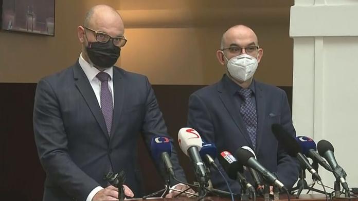 Hádky kvůli očkování na covid-19. Učitelé musí mít přednost, chce Plaga