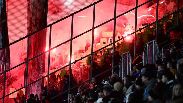Pyrem přerušili duel, sektor hostů polepili. Dobytek, čílí se Plzeň na fans Slavie