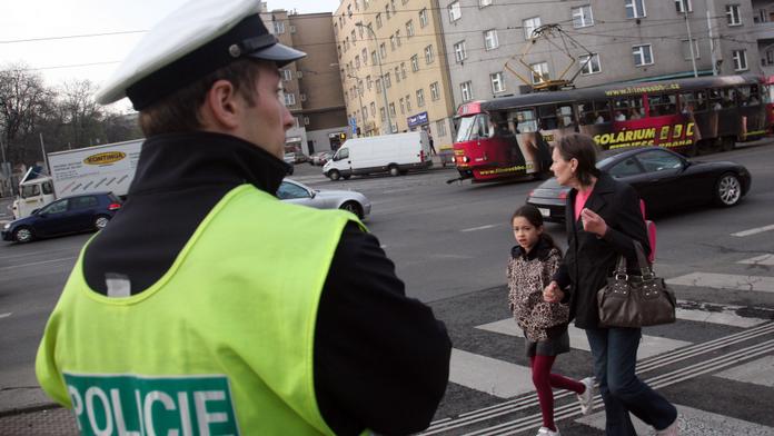 Šofér PŘEJEL šestiletou dívku na přechodu a UJEL! Chytili ho za PÁR MINUT!