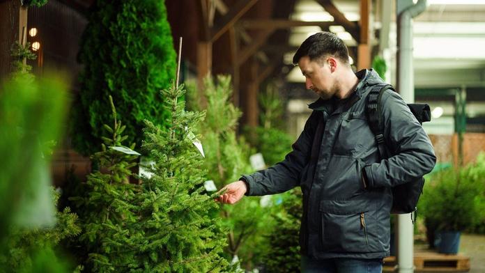 Lidé omezují výdaje na dárky. Čekají nás skromnější Vánoce, říká ekonom
