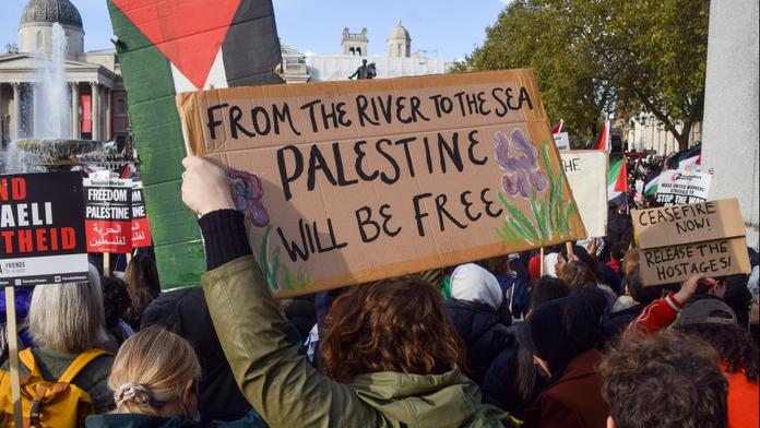 Slogany na propalestinských demonstracích