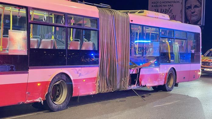 Za srážky s autobusem většinou můžou řidiči osobáků. Přehled nebezpečných míst v Praze