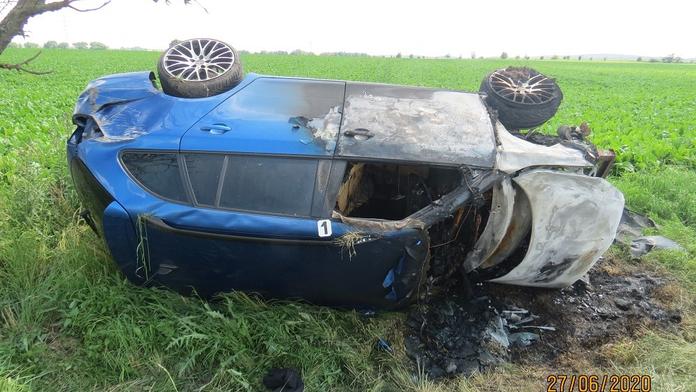 Kvůli sršni skončilo auto na střeše. Sotva posádka unikla, začalo hořet!