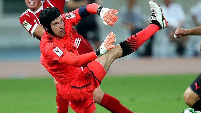 Čech pokazil premiéru Jamesovi. Bayern pak nedal tři penalty!