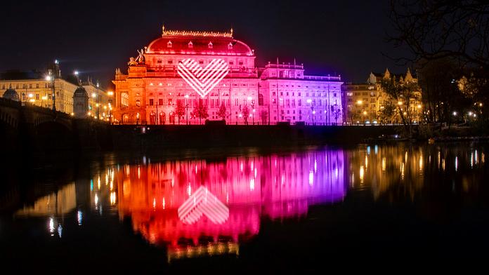 Na dnešek připadá významný den. Na Národním divadle se objeví srdce, nasvítí i památky