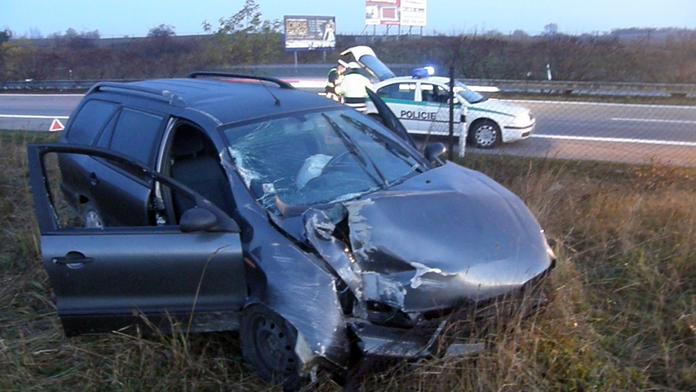 Ženu přecházející přes ulici sestřelilo auto, je zraněná