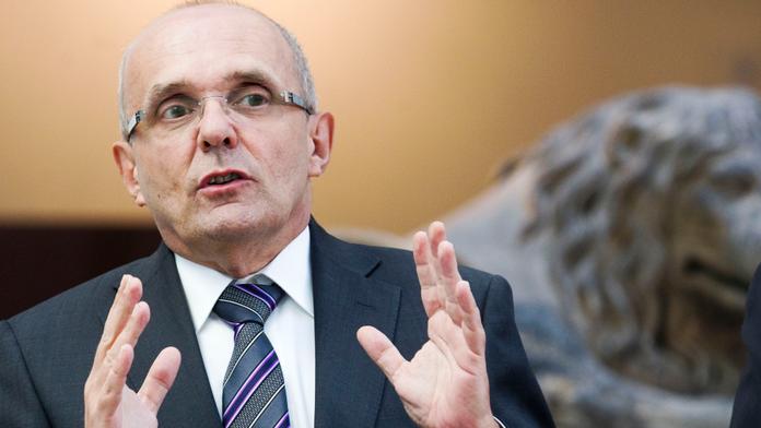 Pokud padne vláda, odstupné dostanou čtyři ministři