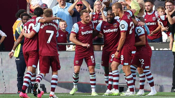 Fotbalisté West Hamu slaví gól
