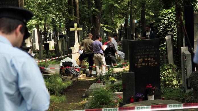 Dušičky jsou za dveřmi. Strážníci vyráží na hřbitovy
