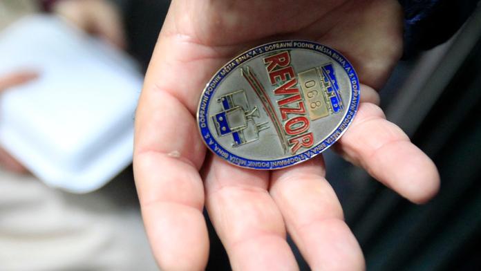 Černý pasažér se nechtěl smířit s pokutou, na revizory střílel