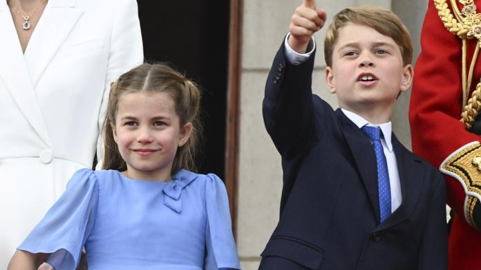 Princ George a princezna Charlotte na oslavě královnina jubilea