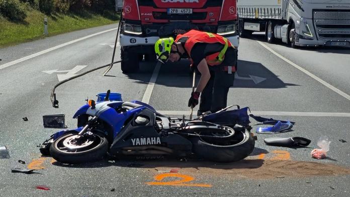 Tragická srážka motorky s osobním autem. Motorkář neměl šanci přežít