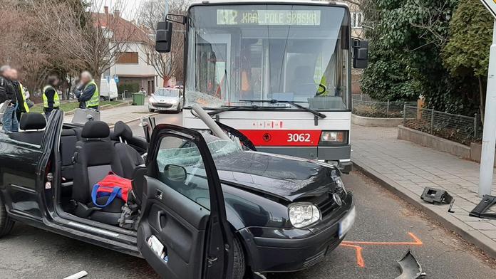 Řidič nedal přednost rozjetému trolejbusu, stálo ho to život!