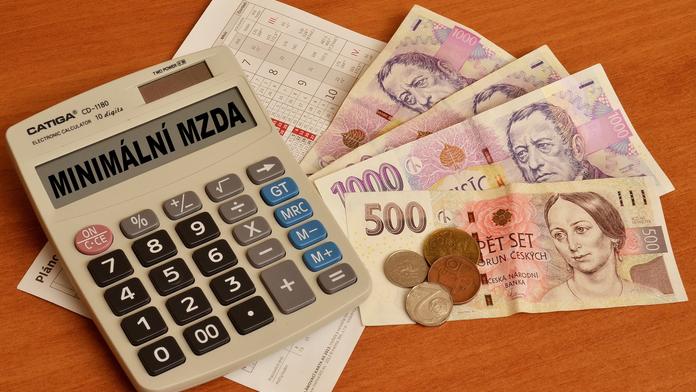 Zvýšení minimální mzdy může poškodit ekonomiku, varuje expert