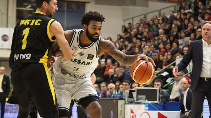 Hrůza! Gentelman v košili napadl z tribuny basketbalistu VIDEO