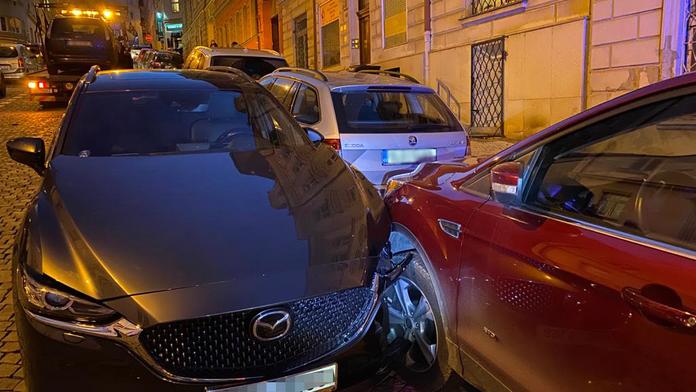 Zaparkované auto se v Praze samo rozjelo. Nabouralo dalších pět aut